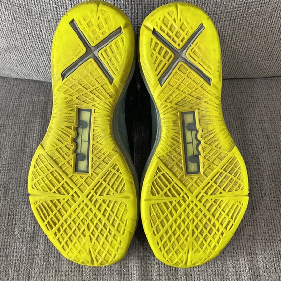 LeBron 10 Dunkmam sneaker in youth size 6 - Picture 9 of 10